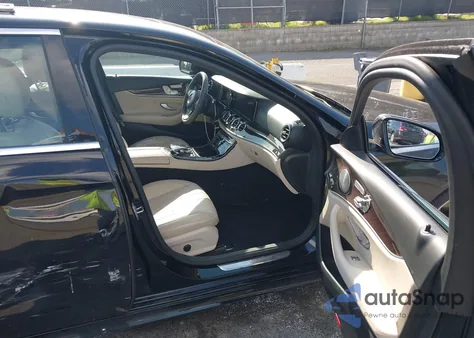 2017 Mercedes-Benz E 300 z USA, uszkodzony, nr VIN WDDZF4JB0HA258513